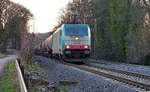 Die Cobra 2822  kommt die Gemmenicher-Rampe herunter nach Aachen-West mit einem langen Kesselzug aus Antwerpen-BASF nach Ludwigshafen-BASF(D).