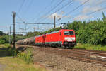 Die beiden an DB Cargo Nederland verliehenen 186 330-7 und 186 333-1 ziehen den 47061 Antwerpen Noord - Basel SBB durch Bassenge Richtung Visé und Aachen-West. Aufnahme vom 20/06/2018.