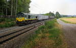 Die Class 66 266 024-9 von Railtraxx  kommt mit viel Dieselpower hochgefahren aus Richtung Aachen-West mit einem Containerzug aus Köln-Eifeltor(D) nach Genk-Haven(B) und fährt in Richtung