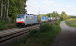 186 449-5 von Lineas/Railpool  kommt aus Richtung Aachen-West und fährt die Gemmenicher-Rampe hochgefahren mit einem langen Containerzug aus Gallarate(I) nach Antwerpen-Noord(B)  und fährt