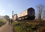 Die Class 66 PB12  Marleen  von Crossrail kommt die Gemmenicher-Rampe herunter nach Aachen-West mit einem LKW-Zug aus Zeebrugge(B) nach Novara(I).