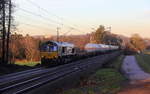 Die Class 66 266 035-5 von Railtraxx kommt mit viel Dieselpower die Gemmenicher-Rampe hochgefahren aus Richtung Aachen-West mit einem schweren gemischten Güterzug aus Linz Voestalpine(A) nach