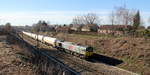 Die Class 66 DE6309 von Crossrail kommt mit viel Dieselpower die Steigung von Berneau(B) hoch mit einem schweren-Gaszug aus Antwerpen-Waaslandhaven(B) nach Visp(CH) und kommt aus Richtung Vise(B) und