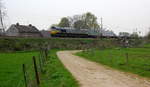 Die Class 66 266 035-5 von Railtraxx kommt mit viel Dieselpower die Gemmenicher-Rampe hochgefahren aus Richtung Aachen-West mit einem  Containerzug aus Köln-Eifeltor(D) nach Genk-Haven(B) und