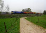 Die Class 66 PB13 von Beacon-Rail kommt mit viel Dieselpower die Gemmenicher-Rampe hochgefahren aus Richtung Aachen-West mit einem langen MSC-Containerzug aus Germersheim(D) nach