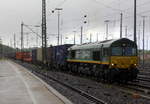 Die Class 66 V266/PB10 von der Rurtalbahn-Cargo fährt mit viel Dieselpower mit einem langen  KLV-Containerzug aus Frankfurt-Höchstadt am Main(D) nach Genk-Goederen(B)  bei der Ausfahrt aus