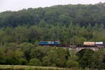 186 293-7 von Lineas fährt über das Viadukt von Remersdaal(B) mit einem Containerzug aus Gallarate(I) nach Antwerpen-Oorderen(B) aus Richtung Aachen-West über Montzen und fährt in