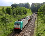 Die Cobra 2830 kommt aus dem Gemmenicher-Tunnel raus mit einem Containerzug aus  Zeebrugge-Vorming(B) nach Gallarate(B) und fährt nach Aachen-West und rollt die Gemmenicher-Rampe herunter nach