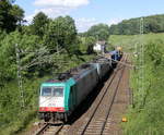 Die Cobra 2839 und eine 186er von Lineas/Railpool  kommen aus Richtung Aachen-West und fahren die Gemmenicher-Rampe hochgefahren mit einem Containerzug aus  Gallarate(I) nach