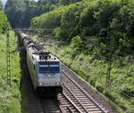 186 294-5 von Railpool/Lineas kommt aus dem Gemmenicher-Tunnel raus mit einem gemischten Güterzug aus Antwerpen-Noord(B) nach Köln-Gremberg(D) und fährt nach Aachen-West und rollt die Gemmenicher-Rampe herunter nach Aachen-West. 
Aufgenommen in Reinartzkehl an der Montzenroute. 
Bei Sonnenschein und Regenwolken am Nachmittag vom 8.6.2019. 