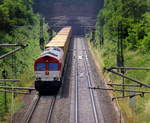 Die Class 66 PB03  Mireille  von Crossrail kommt aus dem Gemmenicher-Tunnel mit einem langen MSC-Containerzug aus Antwerpen-Krommenhoek(B) nach Germersheim(D) und fährt nach Aachen-West und rollt die Gemmenicher-Rampe herunter nach Aachen-West. 
Aufgenommen in Reinartzkehl an der Montzenroute. 
Bei Sommerwetter am Nachmittag vom 30.6.2019.