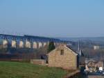 Das Viadukt von Moresnet auf der Montzenlinie berspannt das kleine Dorf und wirft morgens seine langen Schatten ber die Huser.