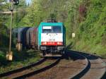 Die Cobra 186 222 rollt langsam vom Gemmenicher Tunnel kommend mit einem gemischten Gterzug die Rampe richtung Aachen West runter.