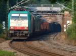 E 126 218 rollt mit einem gemischten Gterzug aus dem Gemmenicher Tunnel nach Aachen West runter.