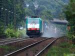 In einer Wolke aus Sand kommt E 186 197  mit einem Containerzug  von Aachen West mit Vollgas die Steigung zum Gemmenicher Tunnel rauf.