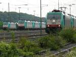 Aachen-West an diesem 13/08/2009 : links 2811 mit einem Kesselwagenzug wird nach Belgien fahren, rechts 2822 mit abgebgelter 2821 und einem weiteren Kesselwagenzug abfahrbereit Richtung