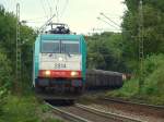 E186 206 legt sich mit einem schweren Gterzug auf der Rampe zum Gemmenicher Tunnel in die Kurve