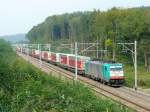 Cobra-Lok 2810 zieht einen langen LKW-Zug von Aachen-West kommend auf dem leicht abschssigen Stck zwischen dem Gemmenicher Tunnel und Moresnet.