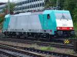 Die Cobra E186 233 rangiert in Aachen West an einen Containerzug der nach Belgien gezogen werden mu.