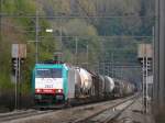 Cobra-Lok 2827 hat soeben mit seinem gemischten Gterzug im Schneckentempo, bedingt durch die schon seit einigen Wochen andauernden Arbeiten an der Strecke, den Viadukt von Remersdael berquert und