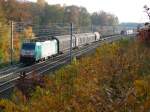 Cobra-Lok 2828 zieht einen gemischten Gterzug durch den herbstlich gefrbten Wald von Moresnet-Chapelle nach Aachen-West.