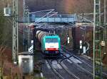 Hier rollt die Cobra 186 201 mit einem Kesselzug aus dem Gemmenicher Tunnel unter der Brcke vom Geusenweg von Belgien kommend die Rampe nach Aachen West runter. Die Brcke ist brigens ein sehr guter Fotostandpunkt.