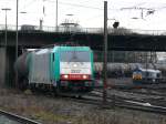 Cobra-Lok 2837 am Ende der Rampe mit einem Kesselwagenzug bei der Einfahrt in Aachen-West. Rechts hinten im Bild erkannt man die geparkte 6603 der SNCF Fret Benelux, die etwas spter wieder solo nach Belgien zurckfuhr. Aufgenommen am 29/12/2009.