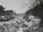 Winterimpressionen aus Ostbelgien. Cobra-Lok 2813 auf dem leicht abschssigen Stck im Wald bei Moresnet-Chapelle. Nach der langgezogenen Rechtskurve wird sie nach einigen hundert Metern auf den Viadukt von Moresnet auffahren, wo die Tf einen beneidenswert tollen Ausblick auf die Landschaft haben. Aufgenommen am 10/01/2010. 