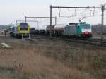 Cobra-Lok 2808 fhrt mit einem gemischten Gterzug durch den Bahnhof Montzen. Links auf dem Abstellgleis die neue Voith Maxima von Crossrail (92 80 1264 013-4 D-VTLT). Aufgenommen am 23/01/2010.