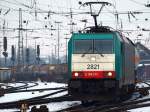 Am 03.02.2010 zieht Cobra 186 213 einen schweren Kesselzug aus Aachen West nach Belgien ber die Montzenroute. Die Rampe zum Gemmenicher Tunnel ist so steil das 185 035-3 am Zugende Schubhilfe leisten mu. 