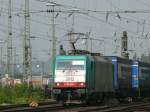 Cobra-Lok 2812 (186 204) verlsst mit einem LKW-Zug Aachen-West in Richtung Belgien.