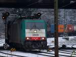 Cobra 186 200 mit einem Containerzug auf den letzten Metern der Montzenroute unter der Brcke Turmstrasse bei der Einfahrt in Aachen West am 30.11.2010.