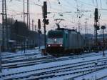 Die Cobra 2821 fhrt mit einem gemischten Contaierzug von Aachen-West nach Montzen/Belgien im Schnee.