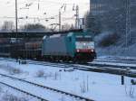 Die Cobra 2829 kommt mit einem gemischten Gterzug aus Montzen/Belgien fhrt in Aachen-West ein im Schnee.