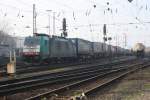 Die Cobra 2823 fhrt mit einem gemischten Containerzug von Aachen-West nach Montzen/Belgien bei Sonne.