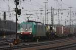 Die Cobra 2831 fhrt mit gemischten Containerzug von Aachen-West nach Montzen/Belgien bei Regen.