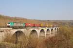 Cobra-Lok 2824 zieht am 27/03/2011 einen Containerzug ber den Viadukt von Remersdael in Richtung Vis.