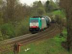 Cobra 186 196 (2804) zieht am 06.04.2011 einen Kesselzug von Aachen West kommend durch die letzte Kurve vor dem Gemmenicher Tunnel.