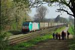 Eisenbahnbegeisterung bei jung und alt am Gemmenicher Weg in Aachen.