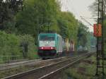 Mit Leichtigkeit zieht Cobra 186 229-1 (2837) am 22.04.2011 einen nur teilweise beladenen Containerzug die Rampe von Aachen West nach Belgien hoch.