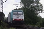 Die Cobra 2815 kommt mit einem Kesselzug aus Richtung Montzen/Belgien nach Aachen-West bei Sonne.