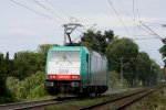 Die Cobra 2806 kommt als Lokzug von Aachen-West in Richtung Montzen bei Sonne.