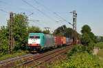 Cobra-Lok 2832 zieht einen langen Containerzug die Rampe am Gemmenicher Weg hoch in Richtung Belgien.