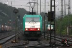 Die Cobra 2820 steht mit einem lleerzug nach Antwerpen-Petrol abfahrbereit  in Aachen-West bei Regenwetter.