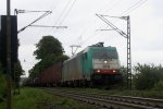 Die Cobra 2818 schleicht im Schneckentempo als Falschfahrer  mit einem Containerzug von Aachen-West kommend die Gemmenicher-Rampe nach Belgien hoch  bei Viele Wolken.