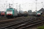 Die Cobra 2841 rangiert in Aachen-West und im Hintergrund steht die Cobra 2826 mit einem Ambrogio-LKW-Zug und fhrt nach Muizen(B) bei Regenwetter.