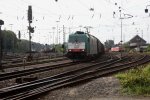 Die Cobra 2837 fhrt mit einem gemischten Gterzug aus Kln-Gremberg nach Antwerpen-Noord bei der Abfahrt in Aachen-West bei Sommerwetter.