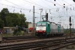 Zwei Cobra 2813 und 2809 rangiern in Aachen-West bei Sonne und Wolken.