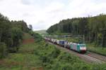 Cobra-Lok 2809 rollt mit einem gemischten Gterzug durch den Wald von Gemmenich in Richtung Montzen.