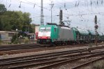 Die Cobra 2830 fhrt mit einem Kalkleerzug aus Oberhausen nach Hermalle-Huy(B) in Aachen-West bei Wolken.